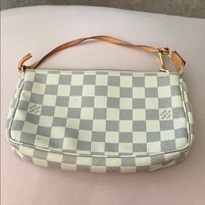 LOUIS VUITTON Pochette